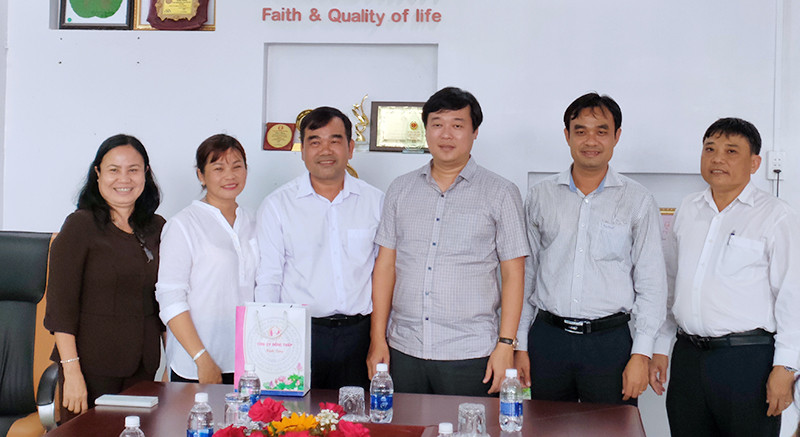 Đồng chí Lê Quốc Phong, Ủy viên Trung ương Đảng, Bí thư tỉnh ủy Đồng Tháp (người đứng thứ ba từ phải sang trái) thăm doanh nghiệp ở huyện Tháp Mười.