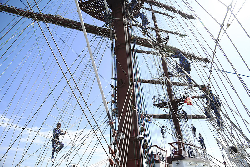Thao tác dây buồm trên cao tại Tàu buồm 286-Lê Quý Đôn. 