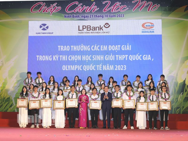 Đồng chí Nguyễn Thị Thanh, Ủy viên Trung ương Đảng, Ủy viên Ủy ban Thường vụ Quốc hội, Trưởng Ban Công tác đại biểu Quốc hội, Phó Trưởng Ban Tổ chức Trung ương, nguyên Bí thư Tỉnh ủy Ninh Bình và đồng chí Đoàn Minh Huân, Ủy viên Trung ương Đảng, Bí thư Tỉnh ủy Ninh Bình trao phần thưởng tại chương trình "Chắp cánh ước mơ" lần thứ 13. (Ảnh: Báo Ninh Bình)