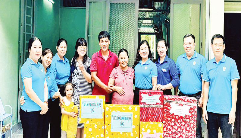 Liên đoàn Lao động Quận 5 trao tặng "Mái ấm công đoàn" cho gia đình đoàn viên có hoàn cảnh khó khăn.