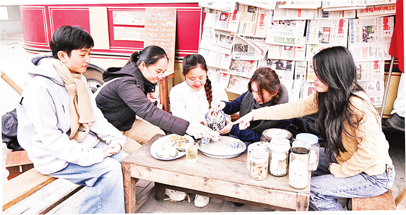 Phố đi bộ kết hợp ẩm thực đảo Ngọc-Ngũ Xã (quận Ba Đình) được xem như "tiền thân" cho một khu phát triển thương mại và văn hóa.