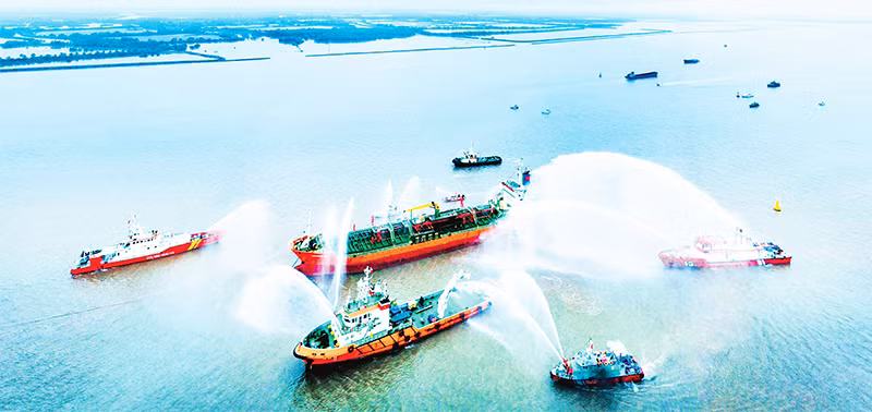 Lực lượng Cảnh sát phòng cháy, chữa cháy và cứu nạn, cứu hộ trên sông (Công an thành phố Hải Phòng) diễn tập chữa cháy, cứu nạn, cứu hộ trên khu vực biển Hải Phòng. (Ảnh ĐỨC NGHĨA)