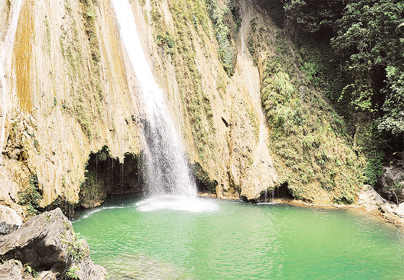 Vũng nước sâu rất nhiều cá dưới chân thác chính.