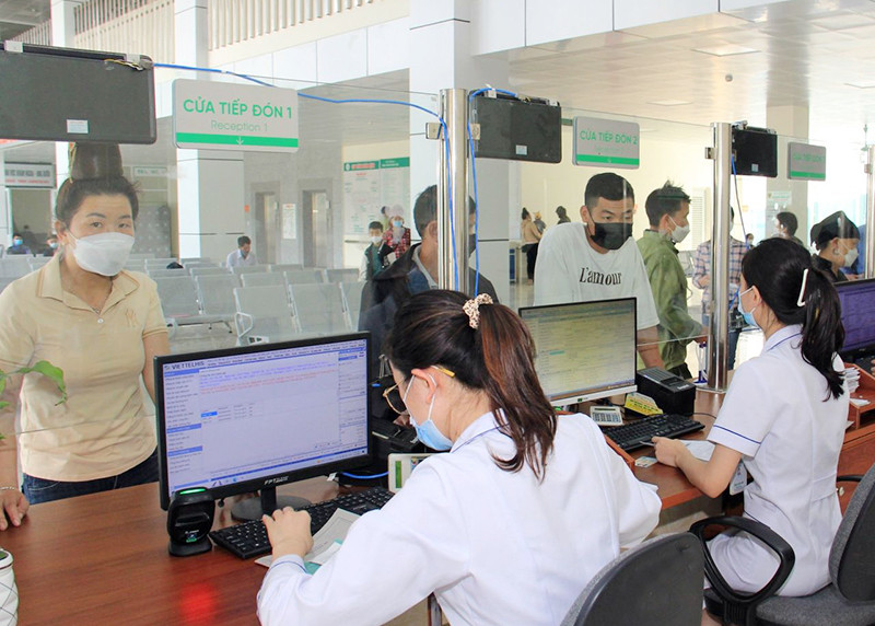 Người dân đăng ký khám, chữa bệnh bảo hiểm y tế tại Khoa Khám bệnh, Bệnh viện đa khoa tỉnh Sơn La.