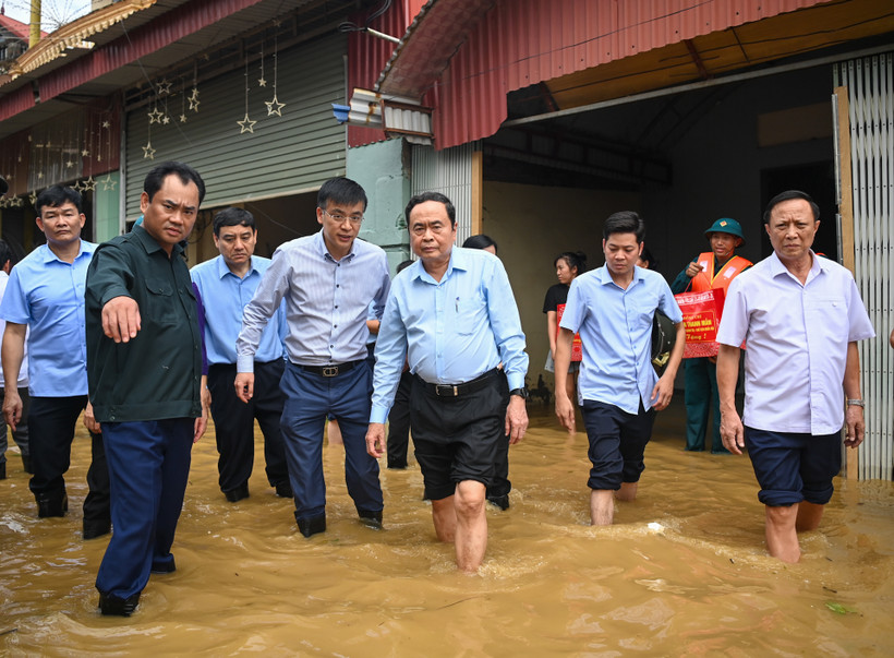 [Ảnh] Chủ tịch Quốc hội Trần Thanh Mẫn kiểm tra công tác khắc phục hậu quả bão số 3 tại tỉnh Thái Nguyên