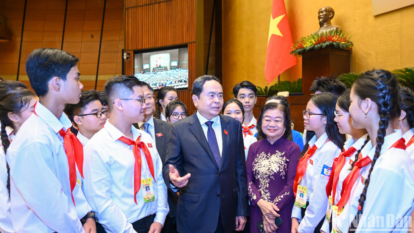 Chủ tịch Quốc hội Trần Thanh Mẫn trao đổi với các đại biểu dự Phiên họp giả định “Quốc hội trẻ em”.