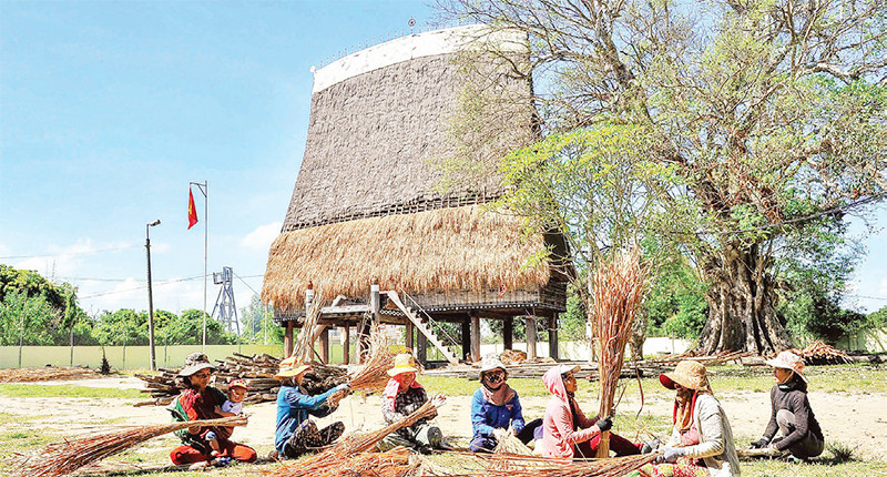 Nhà rông vùng đồng bào dân tộc thiểu số tại Kon Tum thường xuyên được tu bổ, sửa chữa. (Ảnh QUANG VINH)