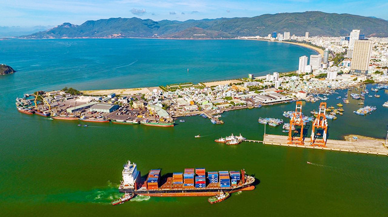 Trong giai đoạn 2021-2025, Cảng Quy Nhơn sẽ được đầu tư mở rộng lên gần 90ha (gấp 3 lần) để đáp ứng vai trò cảng cửa ngõ khu vực kinh tế trọng điểm miền trung. (Ảnh NGUYỄN PHAN DŨNG NHÂN)