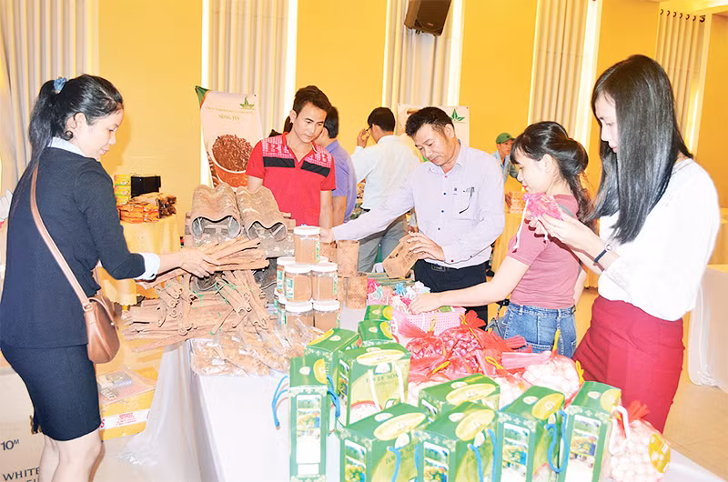 Nhiều sản phẩm OCOP của tỉnh Quảng Ngãi bán trên sàn thương mại điện tử.