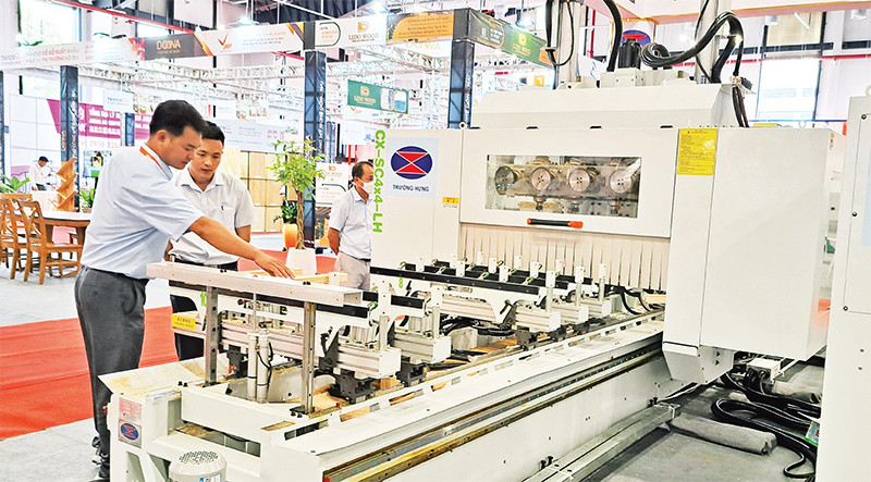 Doanh nghiệp gỗ tỉnh Bình Dương chú trọng đầu tư máy móc, thiết bị chế biến.