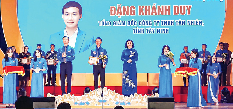 Tuyên dương các điển hình "Thanh niên tiên tiến làm theo lời Bác".