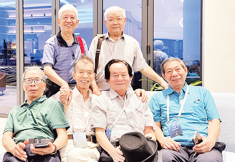 Các nhà văn lão thành đến từ nhiều vùng miền trong cả nước giao lưu bên lề hội nghị.