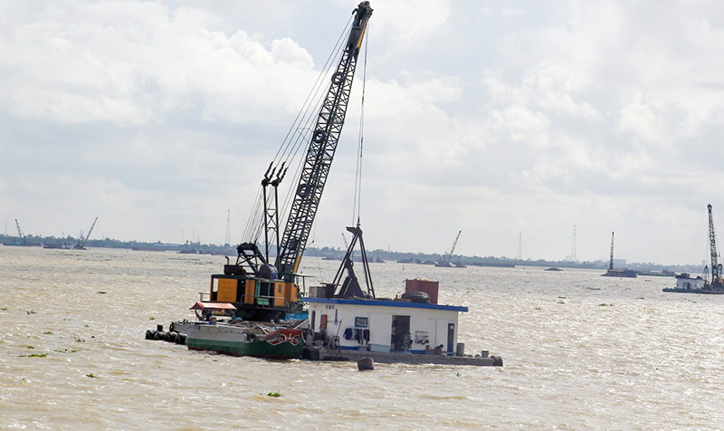 Khai thác cát phục vụ xây dựng tại sông Hậu thuộc tỉnh Vĩnh Long.