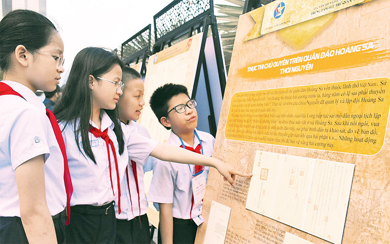 Học sinh tham quan triển lãm về chủ quyền biển đảo Việt Nam tại Nhà trưng bày Hoàng Sa, Đà Nẵng.