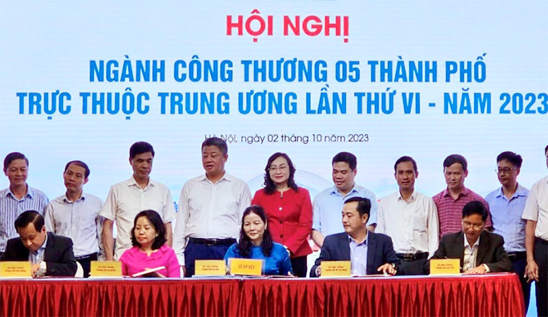 Lãnh đạo các Sở Công thương năm thành phố trực thuộc Trung ương ký kết biên bản hợp tác.