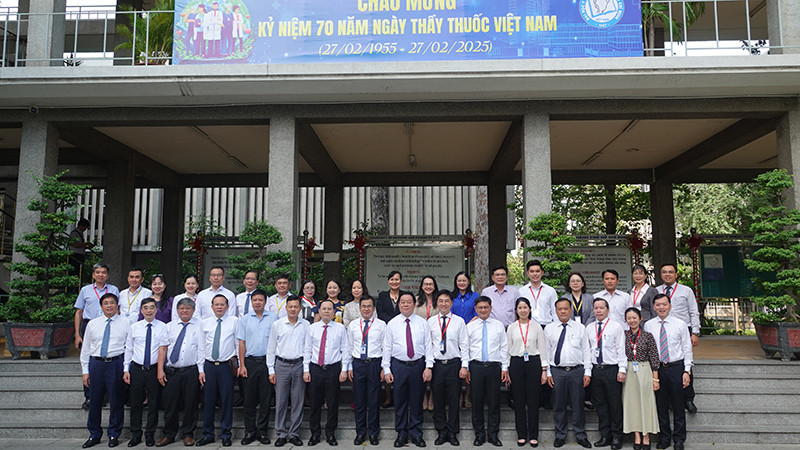Đồng chí Nguyễn Trọng Nghĩa, Trưởng Ban Tuyên giáo và Dân vận Trung ương cùng đoàn công tác chụp ảnh lưu niệm với lãnh đạo, cán bộ, giảng viên Đại học Y dược Thành phố Hồ Chí Minh.