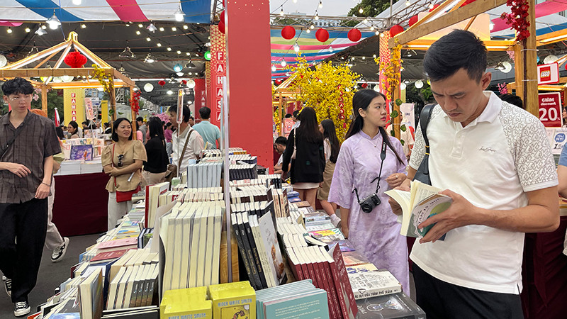 Khách tham quan Lễ hội Đường sách Tết Ất Tỵ trong ngày mùng 1 Tết.
