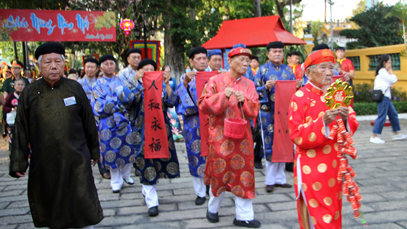 Ban quý tế, đại biểu và quan khách tiến vào lăng thực hiện Lễ Dâng hương-Cầu an.