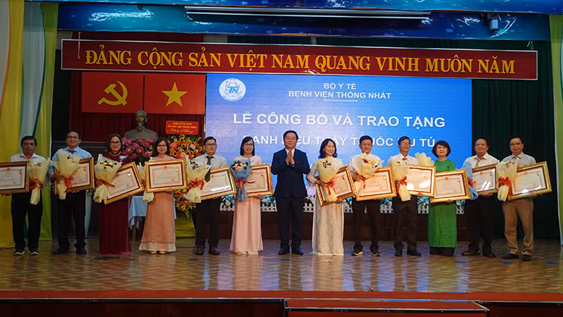 Đồng chí Nguyễn Trọng Nghĩa, Trưởng Ban Tuyên giáo và Dân vận Trung ương trao tặng danh hiệu Thầy thuốc Ưu tú cho các bác sĩ, điều dưỡng của Bệnh viện Thống Nhất.