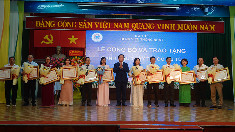 Đồng chí Nguyễn Trọng Nghĩa, Trưởng Ban Tuyên giáo và Dân vận Trung ương trao tặng danh hiệu Thầy thuốc Ưu tú cho các bác sĩ, điều dưỡng của Bệnh viện Thống Nhất.