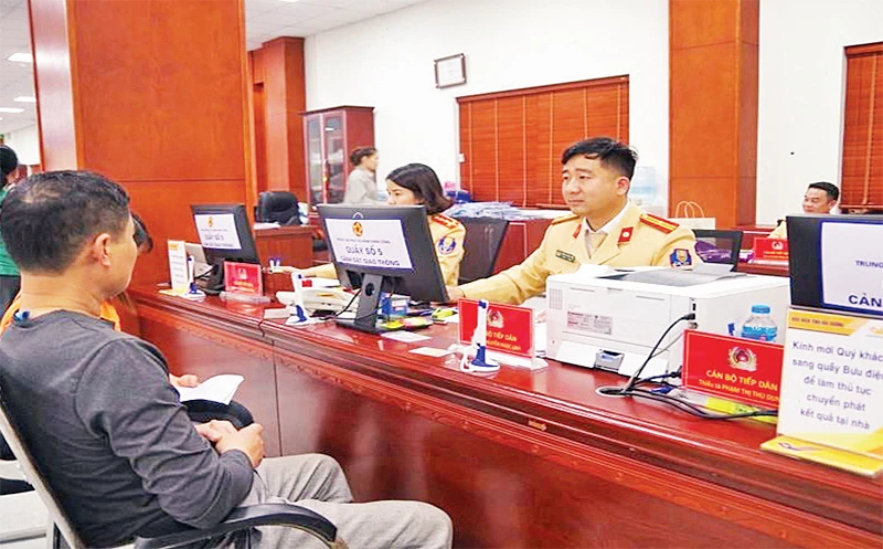 Công an tỉnh Hải Dương tiếp nhận hồ sơ cấp đổi giấy phép lái xe tại Trung tâm Phục vụ hành chính công.