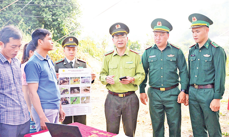 Cán bộ Chi cục Kiểm lâm, Bộ đội Biên phòng tỉnh Điện Biên tuyên truyền các biện pháp phòng, chống cháy rừng, bảo vệ rừng đến nhân dân bản Pa Thơm, bản Na Luông.