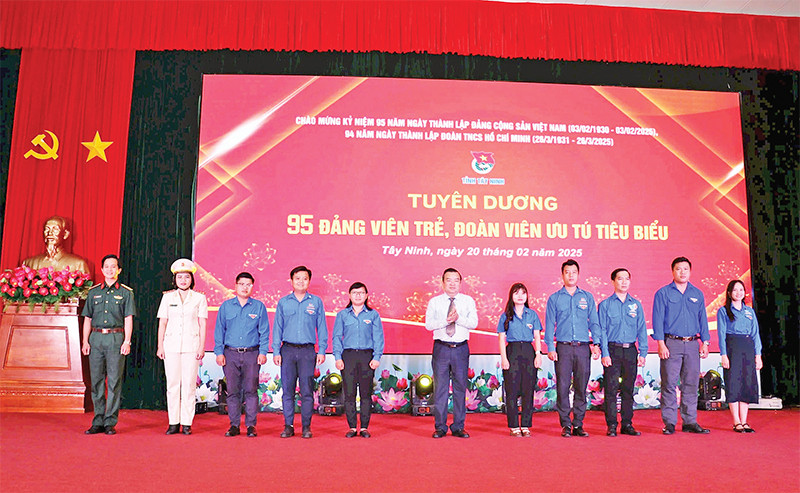 Đồng chí Phạm Hùng Thái, Phó Bí thư Thường trực Tỉnh ủy, Trưởng đoàn đại biểu Quốc hội tỉnh Tây Ninh tuyên dương các đảng viên trẻ, đoàn viên ưu tú.