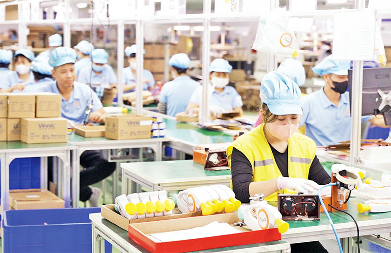 Công nhân Công ty TNHH Moopo Việt Nam, Khu công nghiệp Đồng Văn. (Ảnh ĐÀO PHƯƠNG)