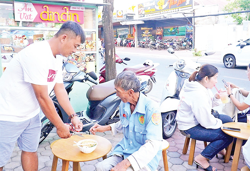 Những khách hàng đến ăn lần đầu, ông Trương Minh Đương (áo trắng) tự tay nấu mì phục vụ khách.