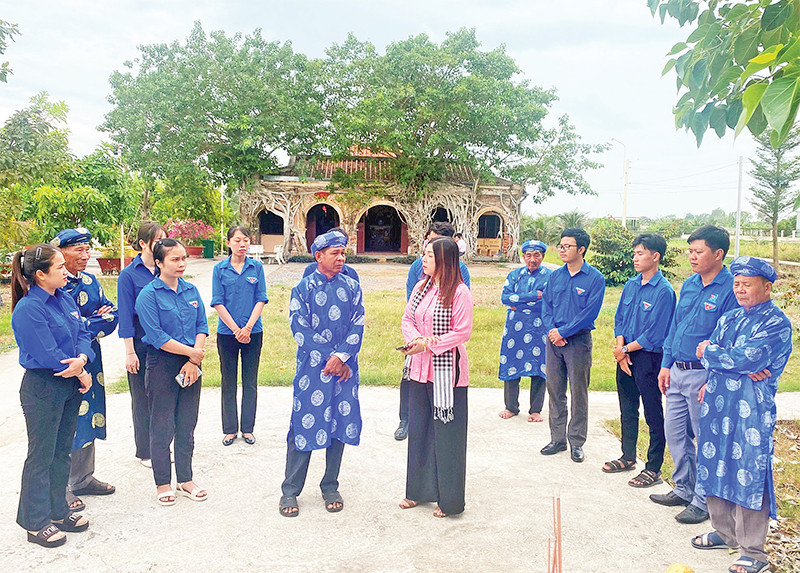 Ban Khánh tiết trao đổi về giá trị di tích lịch sử của đình Tân Đông với đoàn viên, thanh niên.