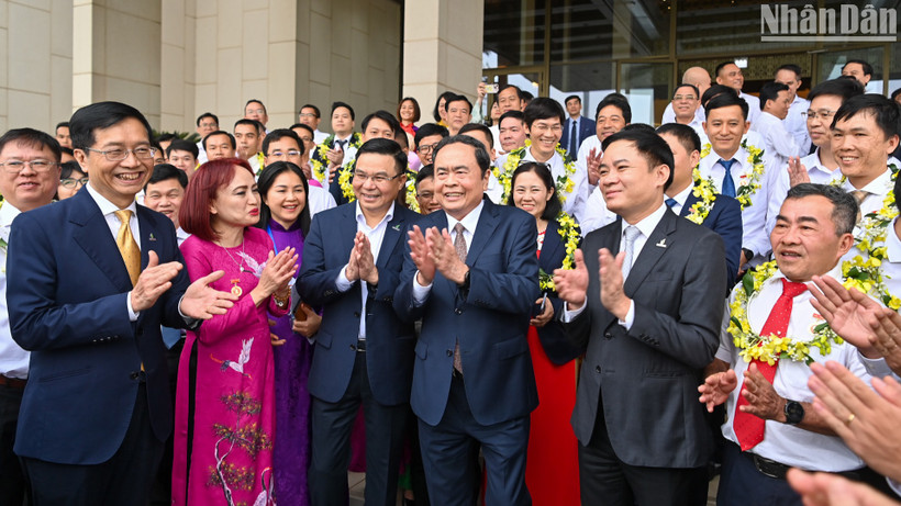 Chủ tịch Quốc hội Trần Thanh Mẫn với các đại biểu, người lao động tiêu biểu của ngành dầu khí.