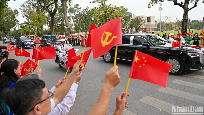 Đoàn xe chở Tổng Bí thư, Chủ tịch Trung Quốc Tập Cận Bình di chuyển trên các tuyến đường trong sự chào đón nồng nhiệt của nhân dân Thủ đô. Đoàn xe chở Tổng Bí thư, Chủ tịch Trung Quốc Tập Cận Bình di chuyển trên các tuyến đường trong sự chào đón nồng nhiệt của nhân dân Thủ đô.