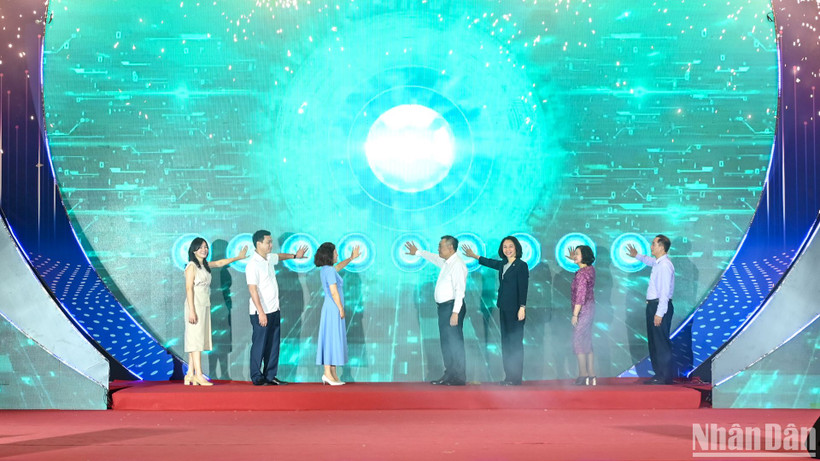 Các đại biểu thực hiện nghi thức khai mạc Festival Phở 2025 "Tinh hoa phở Việt - Di sản trong kỷ nguyên số".