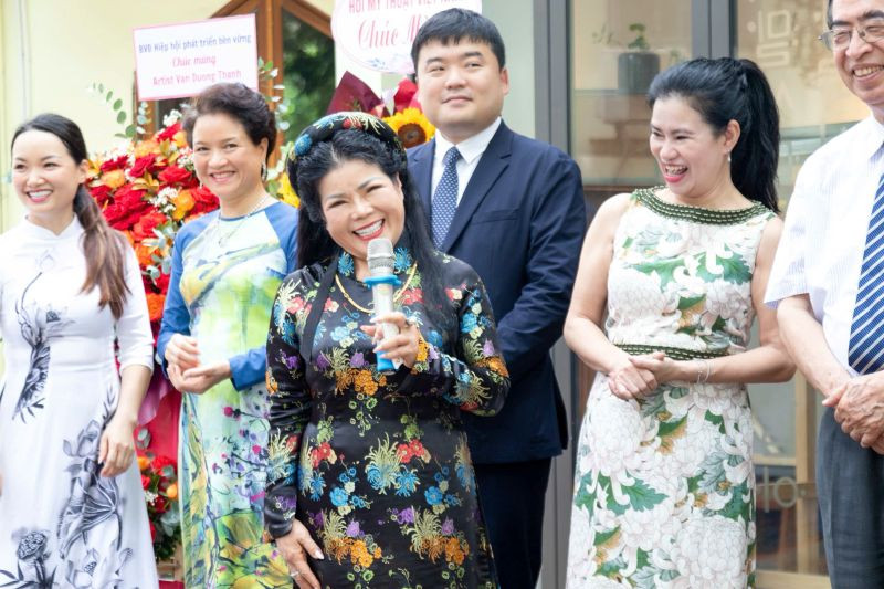 Họa sĩ Văn Dương Thành phát biểu tại buổi khai mạc triển lãm "Mùa xuân Hà Nội và Seoul".