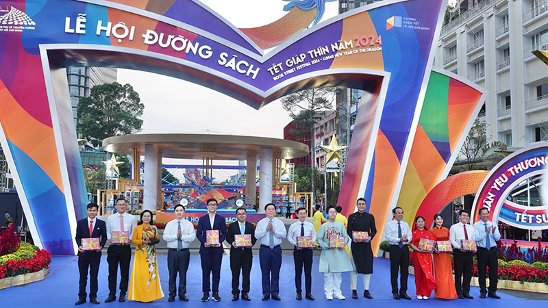 Các đại biểu lì xì sách Tết cho 10 công dân trẻ tiêu biểu của Thành phố Hồ Chí Minh.