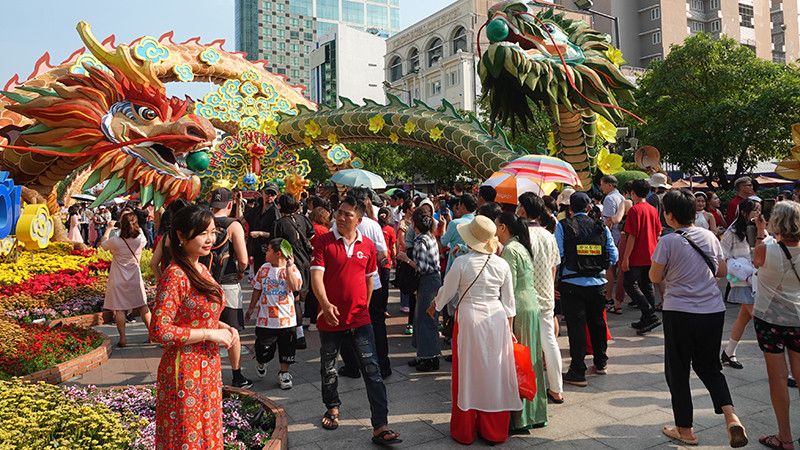 Hai linh vật rồng cổng chào Đường hoa Nguyễn Huệ sẽ được lưu lại trên Phố đi bộ Nguyễn Huệ dự kiến đến hết tháng Giêng âm lịch.