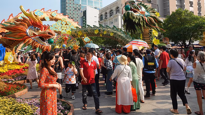 Hai linh vật rồng cổng chào Đường hoa Nguyễn Huệ sẽ được lưu lại trên Phố đi bộ Nguyễn Huệ dự kiến đến hết tháng Giêng âm lịch.