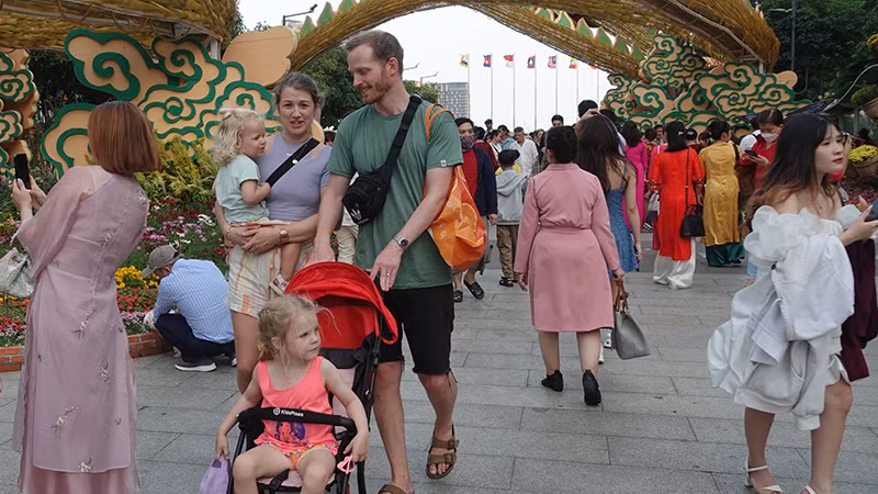 Khách nước ngoài tham quan Đường hoa Nguyễn Huệ Tết Giáp Thìn.