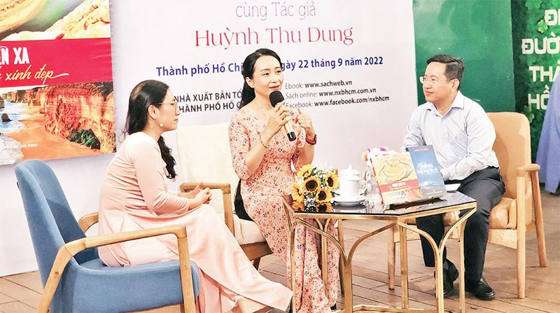 Tác giả Huỳnh Thu Dung (ngồi giữa) tại chương trình giao lưu ra mắt tiểu thuyết "Tình mù trong bóng đêm dài".