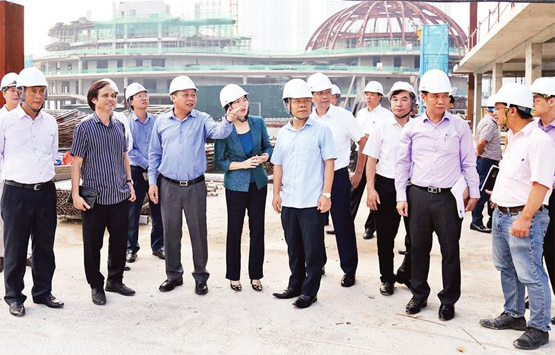 Đoàn giám sát số 3 của Ban Thường vụ Thành ủy kiểm tra tiến độ xây dựng Cung thiếu nhi Hà Nội. (Ảnh TRẦN LONG)