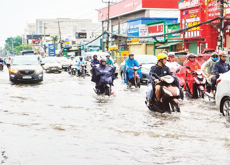 Mưa và triều cường thường xuyên gây ngập trên quốc lộ 13, phường 1, thành phố Thủ Đức.