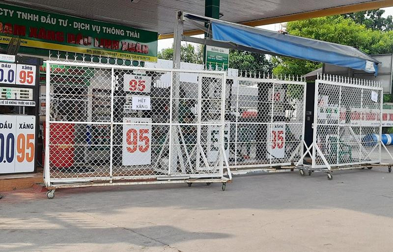 Cửa hàng xăng, dầu Linh Xuân tại quốc lộ 1K, khu phố 5, phường Linh Xuân, thành phố Thủ Đức, Thành phố Hồ Chí Minh phải tạm nghỉ bán ngày 10/10. (Ảnh CAO TÂN) 