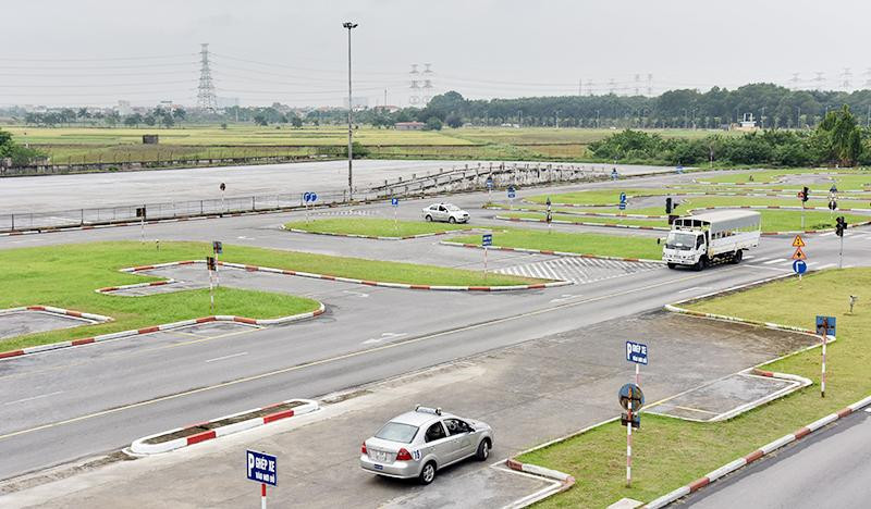 Học viên thực hành lái xe tại Trung tâm sát hạch lái xe Đình Xuyên, Hà Nội. (Ảnh HÀ THU)