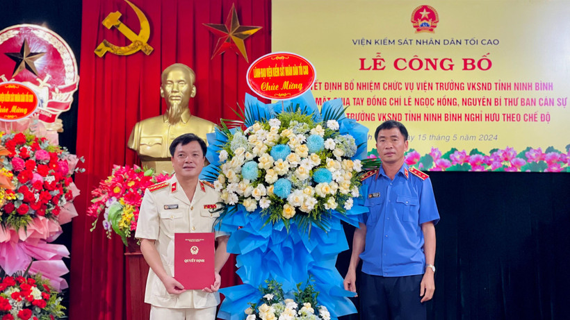 Phó Viện trưởng Viện Kiểm sát nhân dân tối cao Nguyễn Duy Giảng trao quyết định và tặng hoa chúc mừng đồng chí Phạm Ngọc Cảnh, tân Viện trưởng Viện Kiểm sát nhân dân tỉnh Ninh Bình.