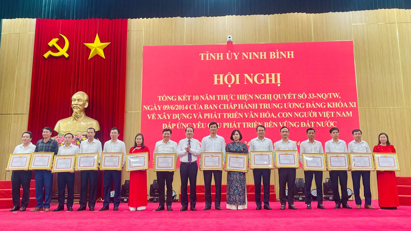 Dịp này, 15 tổ chức đảng và 20 đảng viên được Ban Thường vụ Tỉnh ủy Ninh Bình khen thưởng vì có nhiều thành tích xuất sắc trong thực hiện Nghị quyết số 33 của Ban Chấp hành Trung ương Đảng khóa XI. 