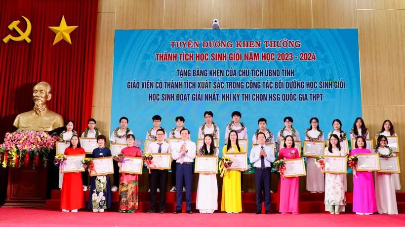 Đồng chí Bí thư Tỉnh ủy Đoàn Minh Huấn và đồng chí Chủ tịch Ủy ban nhân dân tỉnh Phạm Quang Ngọc trao Bằng khen của Ủy ban nhân dân tỉnh Ninh Bình cho các thầy, cô giáo có thành tích xuất sắc trong công tác bồi dưỡng học sinh giỏi và học sinh đoạt giải Nhất, Nhì trong Kỳ thi chọn học sinh giỏi quốc gia THPT năm học 2023-2024.