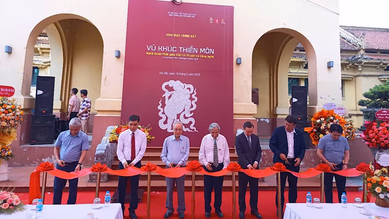 Các đại biểu cắt băng khai mạc trưng bày.