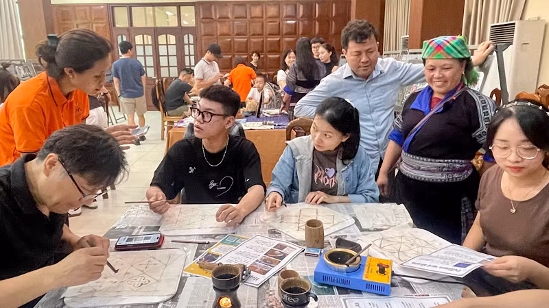 Đông đảo người dân và du khách tham gia hoạt động trải nghiệm "Giữ màu di sản".