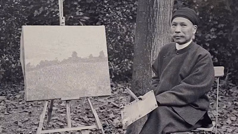 Vua Hàm Nghi (1871-1944) bên một tác phẩm hội họa do ông thực hiện. (Ảnh: TL)