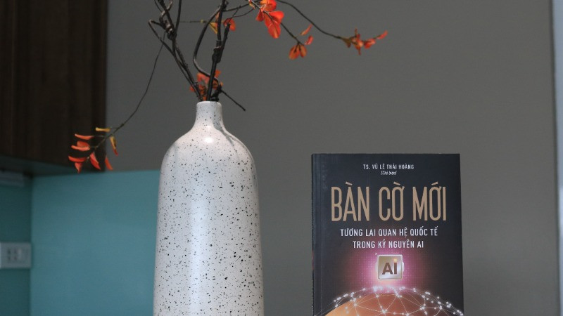 Cuốn sách "Bàn cờ mới: Tương lai quan hệ quốc tế trong kỷ nguyên AI" gồm 280 trang với 10 bài viết.